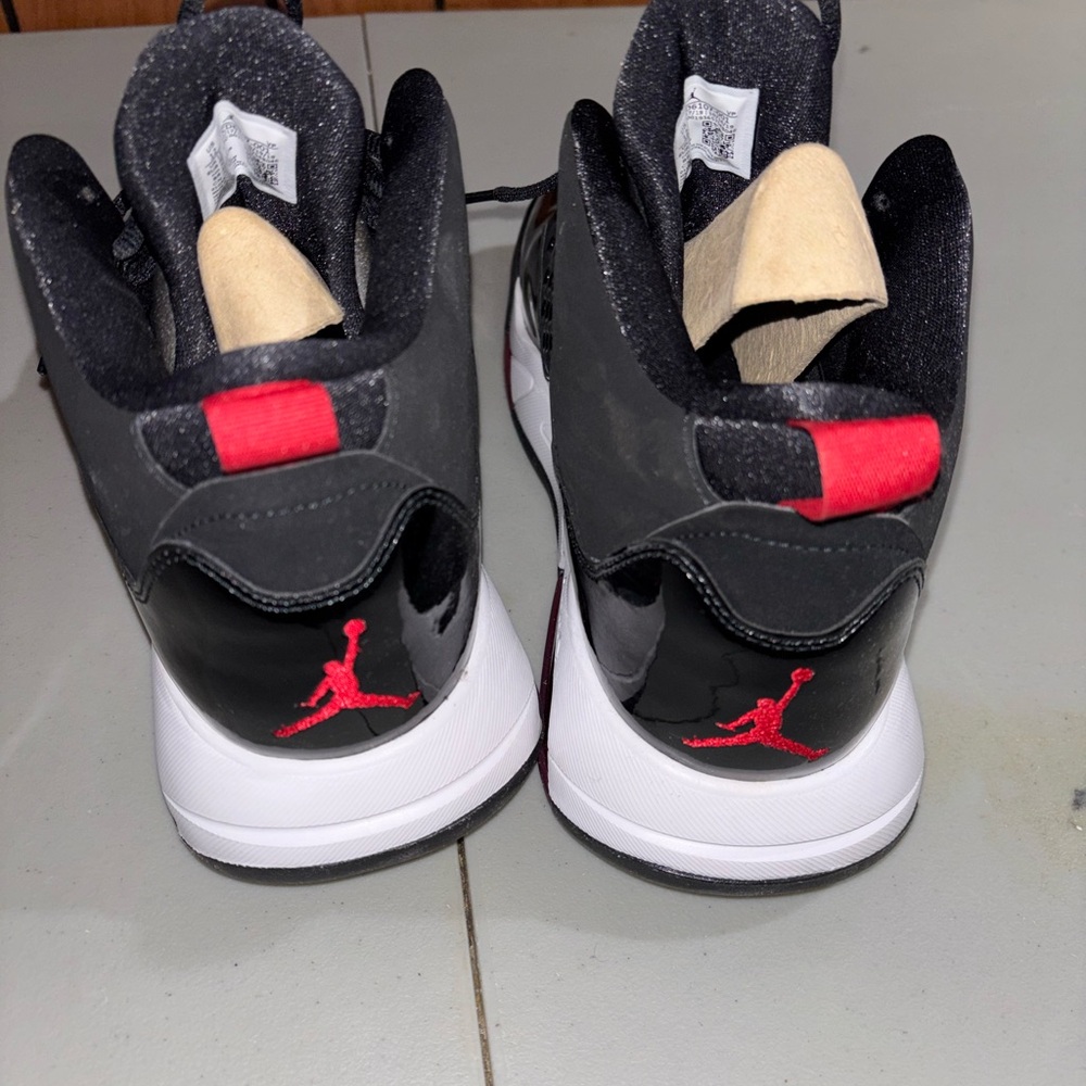 Jordan Athletic Shoes Black and Red - Picture 2 of 8